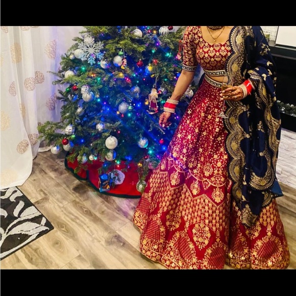 Pure silk lehnga with beautiful blue DuPpta. It’s good for reception and wedding - Picture 5 of 5